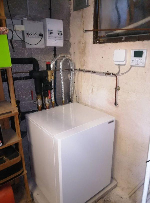 Unité intérieure de pompe à chaleur Air/Eau HITACHI YUTAKI installée dans une maison des Bouches-du-Rhône, pose Ent. LASSAVE David