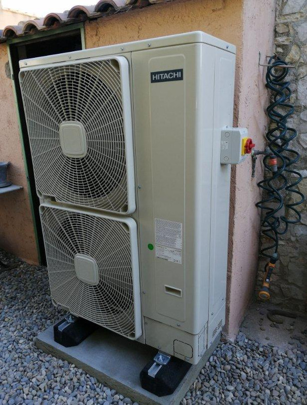 Groupe extérieur de pompe à chaleur Air/Eau HITACHI installé en façade dans les Bouches-du-Rhône, pose Ent. LASSAVE David